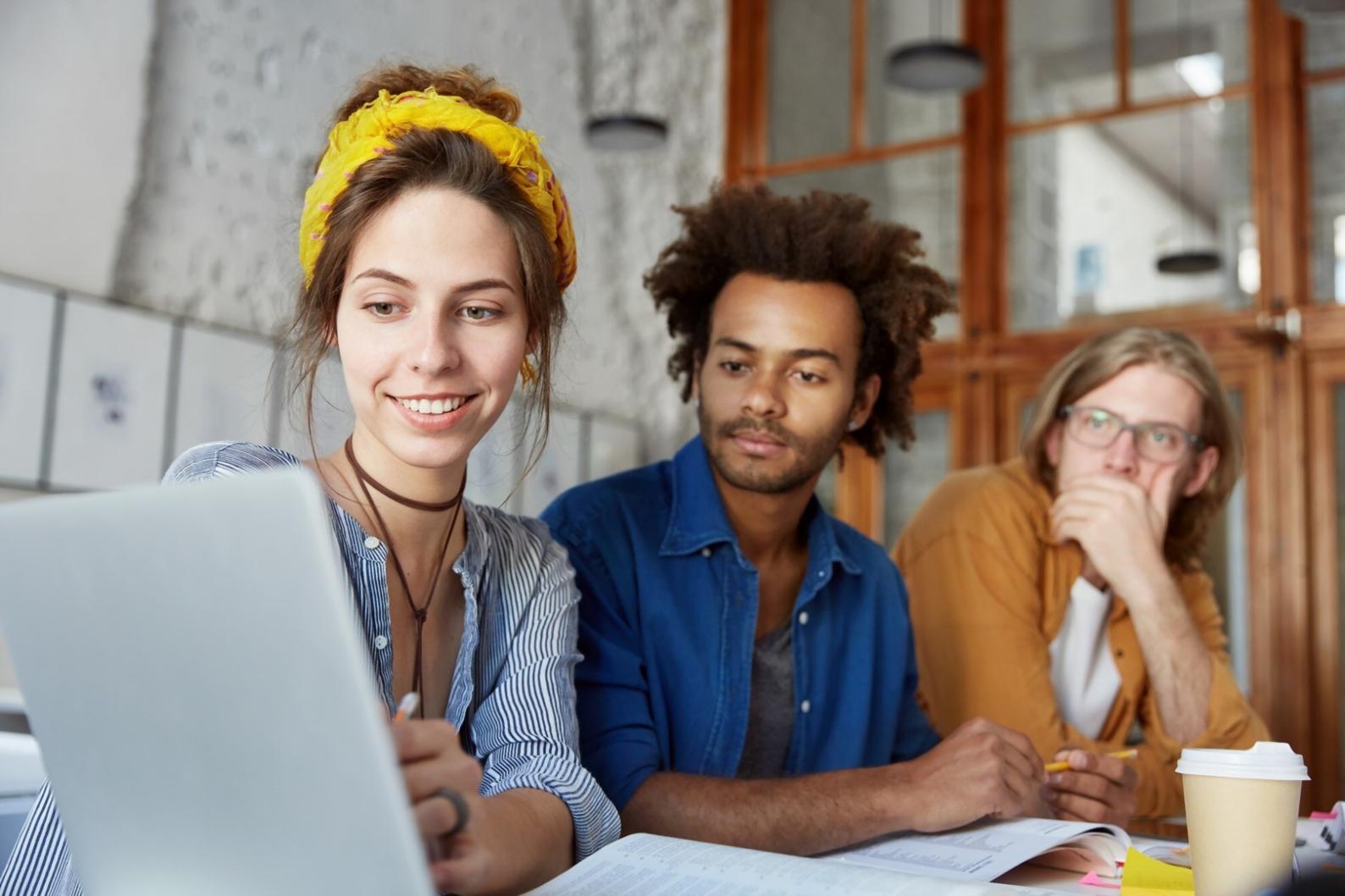 Professionnel présentant des données budgétaires devant un écran