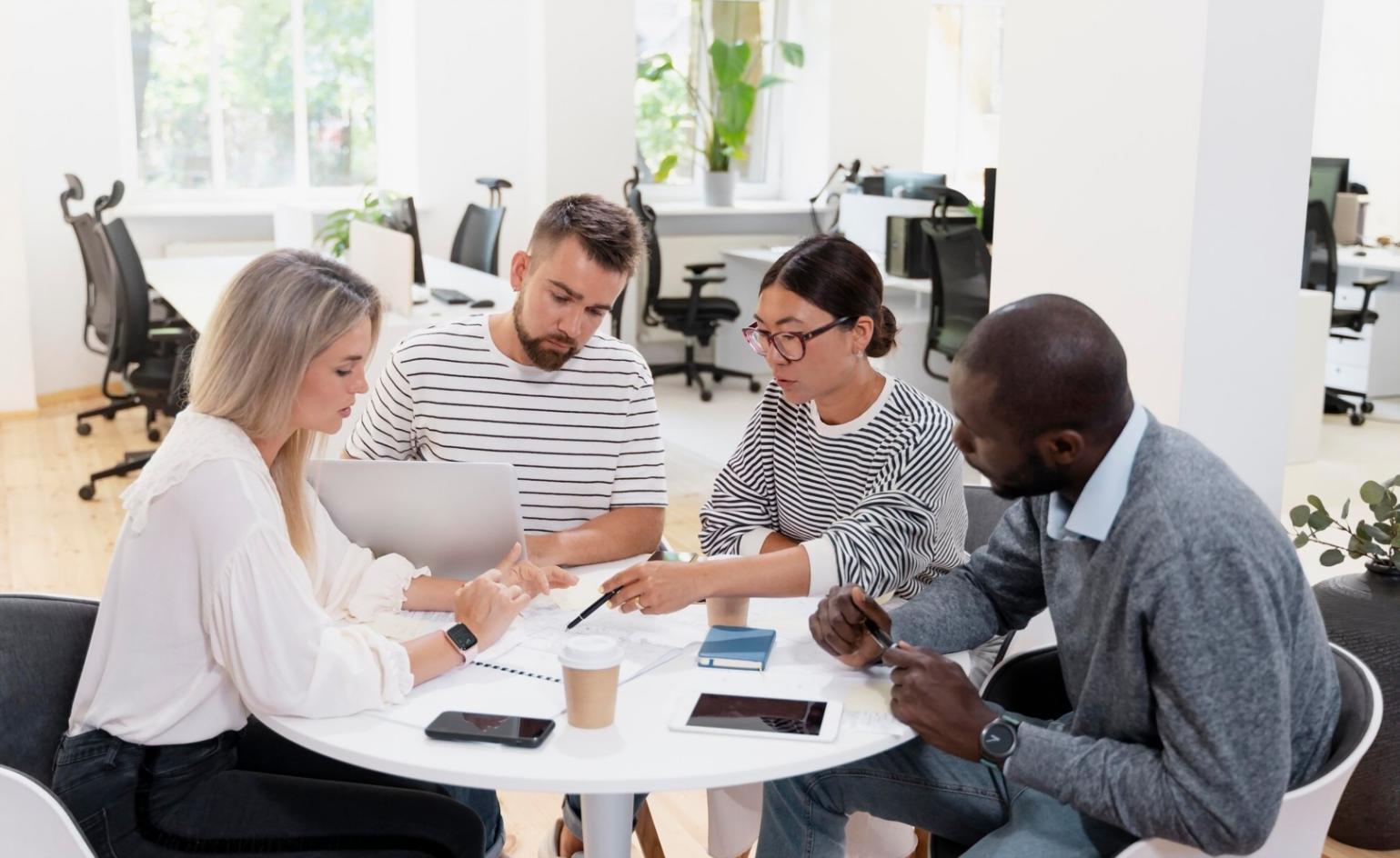 Étudiants travaillant sur des projets financiers collaboratifs
